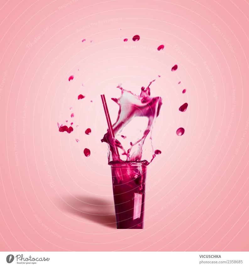 Glas mit Trinkhalm und Sommergetränk Splash Lebensmittel Ernährung Getränk Erfrischungsgetränk Trinkwasser Limonade Saft Wellness Bar Cocktailbar Sport rosa