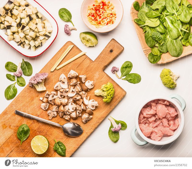 Spinat with Champignons und Hähnchen Lebensmittel Fleisch Gemüse Ernährung Mittagessen Abendessen Bioprodukte Diät Geschirr Stil Design Gesunde Ernährung Küche