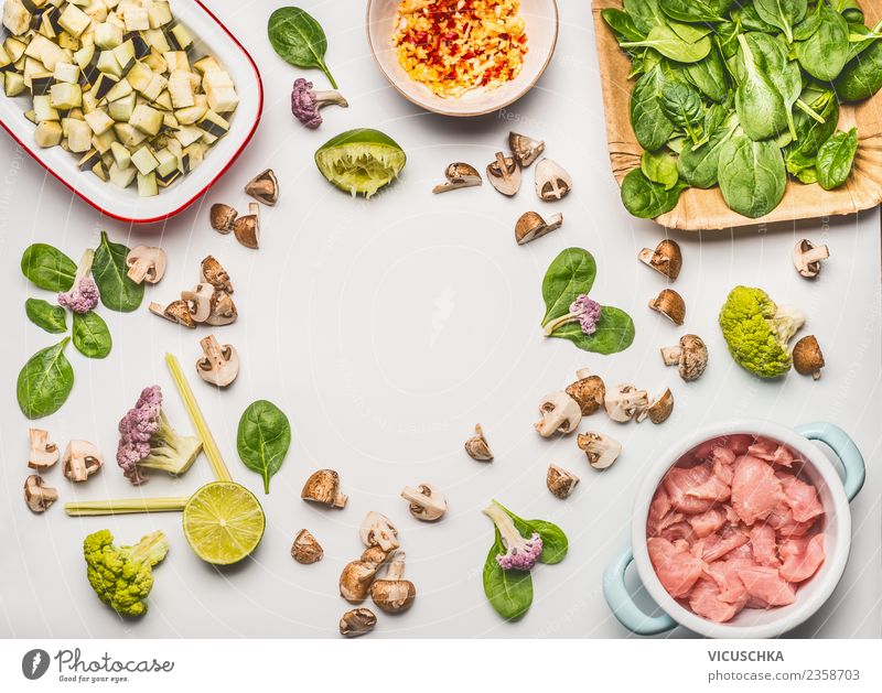 Zutaten für diätetische Ernährung Lebensmittel Fleisch Gemüse Salat Salatbeilage Kräuter & Gewürze Mittagessen Büffet Brunch Bioprodukte Diät Geschirr Stil
