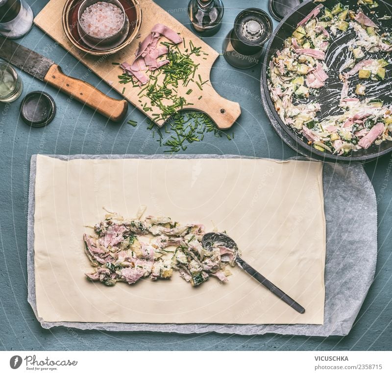 Zucchini Schinken Pastete Zubereitung Lebensmittel Fleisch Wurstwaren Gemüse Teigwaren Backwaren Ernährung Geschirr Stil Design Häusliches Leben Tisch Küche