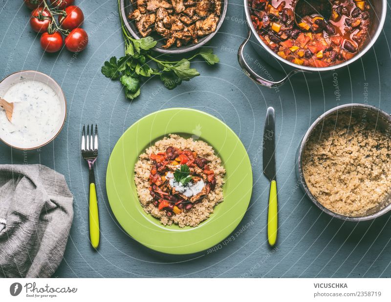 Gesunde Mahlzeit mit Quinoa und Bohnen Lebensmittel Fleisch Gemüse Getreide Ernährung Mittagessen Abendessen Bioprodukte Diät Geschirr Teller Topf Besteck Stil