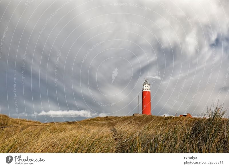 dramatischer Himmel über dem Leuchtturm auf dem Hügel, Texel, Niederlande Ferien & Urlaub & Reisen Insel Natur Landschaft Wolken Wetter Schönes Wetter Sturm