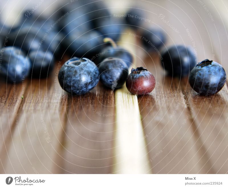 Blaubeeren Lebensmittel Frucht frisch klein lecker rund süß blau Beeren Waldfrucht Farbfoto mehrfarbig Nahaufnahme Textfreiraum unten Schwache Tiefenschärfe