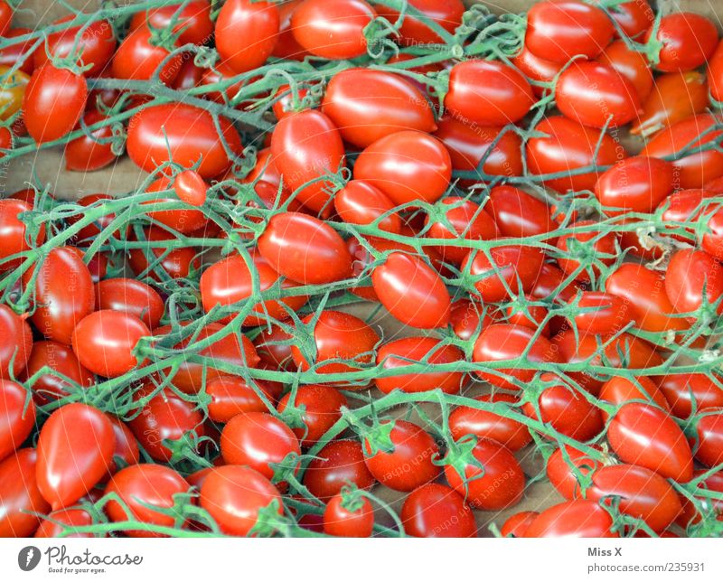 Rispentomaten Lebensmittel Gemüse Bioprodukte frisch klein lecker rund rot Strauchtomate Tomate Gemüsemarkt Gemüseladen Obst- oder Gemüsestand Marktstand viele