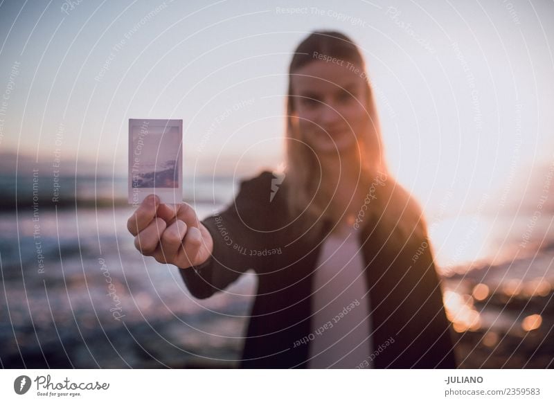 Junge Frau mit Polaroidbild am Strand Abenddämmerung Gefühle Mädchen Glück Leben Lifestyle Spanien Sommer Sonne Sonnenuntergang Wärme Abenteuer Kommunizieren