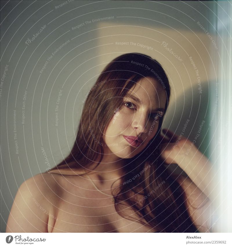 analoges Mittelformatportrait mit Lightleaks einer schönen, jungen Frau mit langen, brünetten Haaren elegant Wohlgefühl ruhig Junge Frau Jugendliche