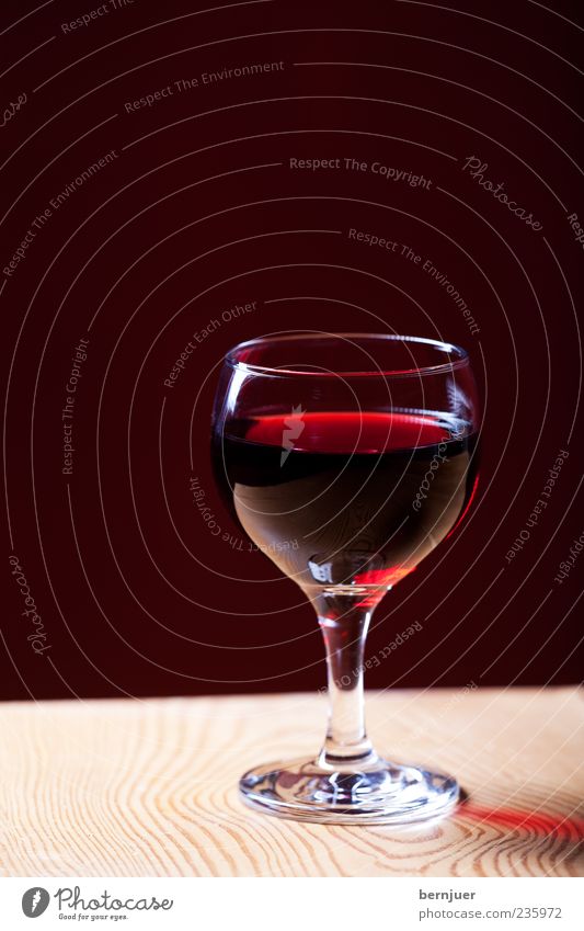 Cabernet Getränk Wein Rotweinglas Weinglas Tisch Holztisch Maserung Cabernet Sauvignon Studioaufnahme Textfreiraum oben Blitzlichtaufnahme Schatten Silhouette