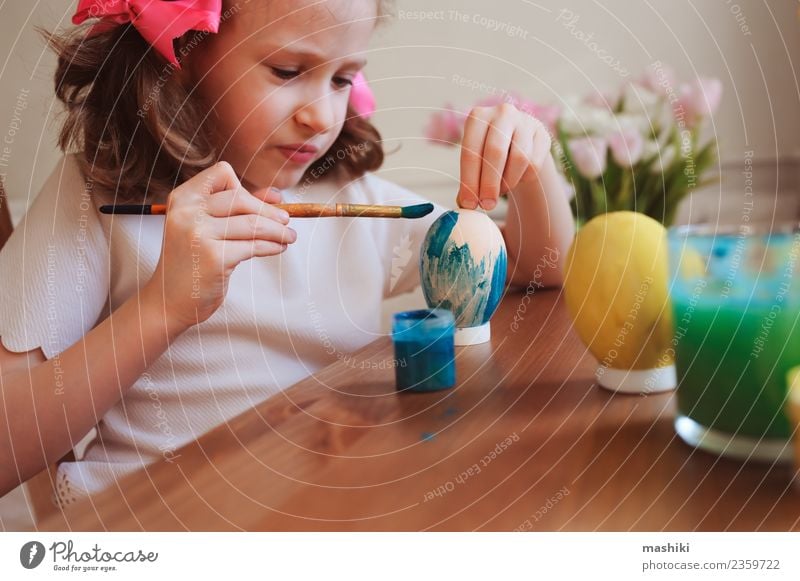 glückliches Kind beim Bemalen von Ostereiern Lifestyle Freude Dekoration & Verzierung Feste & Feiern Ostern Schule Handwerk Kindheit Blume zeichnen natürlich