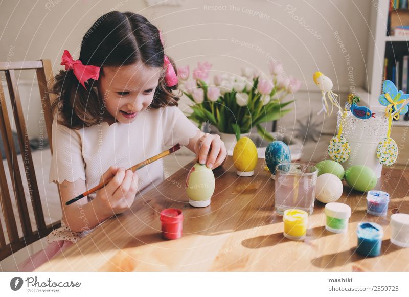 Kind malt Ostereier Basteln Mensch streichen Bildung Ostern Saison schlitzohrig malen Schule Kindheit Glück Vorbereitung feiern festlich Farbfoto Innenaufnahme