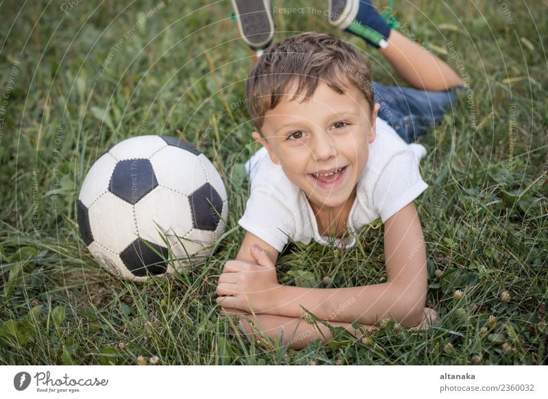 Porträt eines kleinen Jungen mit Fussball. Begriff des Sports. Lifestyle Freude Glück Erholung Freizeit & Hobby Spielen Sommer Fußball Kind Mensch Mann