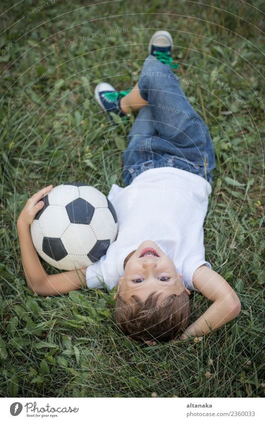 Porträt eines kleinen Jungen mit Fußball. Lifestyle Freude Glück Erholung Freizeit & Hobby Spielen Sommer Sport Kind Mensch Mann Erwachsene