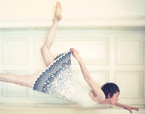 Tiefflieger - Frau schwebt Kopf voraus auf Türrahmen Tanzen Gleitflug feminin Arme Beine Mauer Wand Kleid Barfuß kurzhaarig fliegen träumen ästhetisch