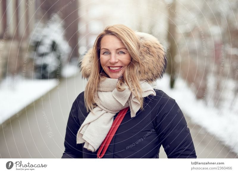 Freundliche junge blonde Frau im Winter im Freien Lifestyle Glück schön Gesicht Schnee Erwachsene 1 Mensch 45-60 Jahre Park Mode Mantel Pelzmantel Schal Lächeln
