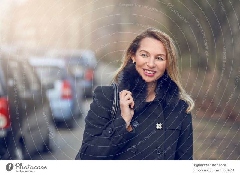 Attraktive, stilvoll lächelnde Frau in einer nebligen Straße. Lifestyle Stil Gesicht Erfolg Beruf Business Erwachsene 1 Mensch 45-60 Jahre Herbst Nebel PKW