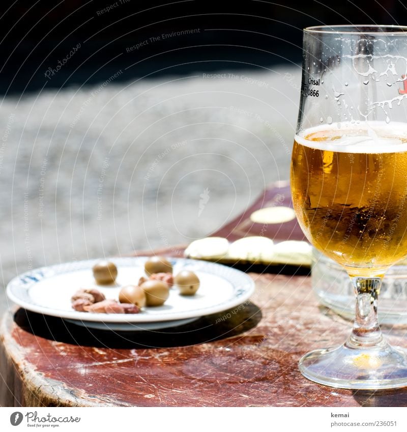 Urlaubs-Mittagessen Lebensmittel Oliven Ernährung Getränk Erfrischungsgetränk Alkohol Bier Teller Glas Bierglas Biertulpe Tisch Holz liegen grün Olivenstein