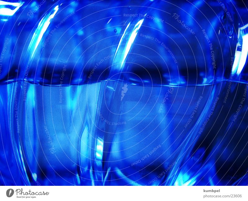 Volvic'sches Reflektionsgesetz Licht dunkel Oberfläche Makroaufnahme Nahaufnahme Wasser blau hell Kontrast Energiewirtschaft Kraft Dynamik die folgt Zweck