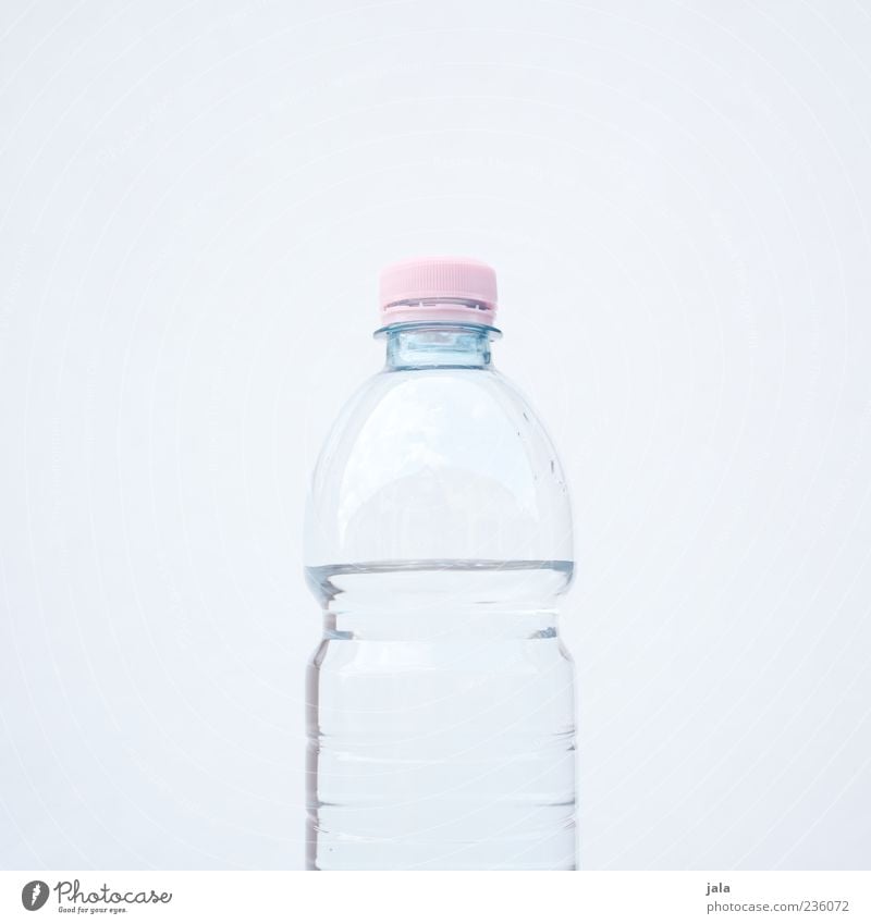 stilles Getränk Erfrischungsgetränk Trinkwasser Wasser Mineralwasser Flasche ästhetisch Flüssigkeit rosa weiß hell-blau puristisch Farbfoto Außenaufnahme