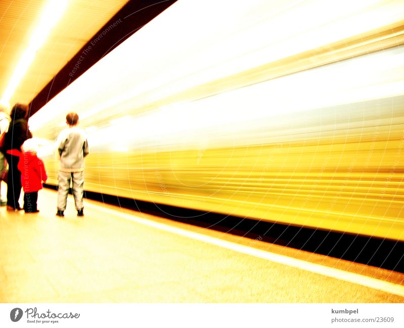 schnelllebig U-Bahn Geschwindigkeit passieren vergangen fahren Langzeitbelichtung lang Belichtung Verkehr Rasen exposure MF ISO50