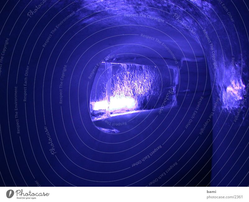 Eiskanal Rodelbahn Fototechnik blau Tunnel violett Kunstlicht Höhle gefroren dunkel Gegenlicht kalt Illumination