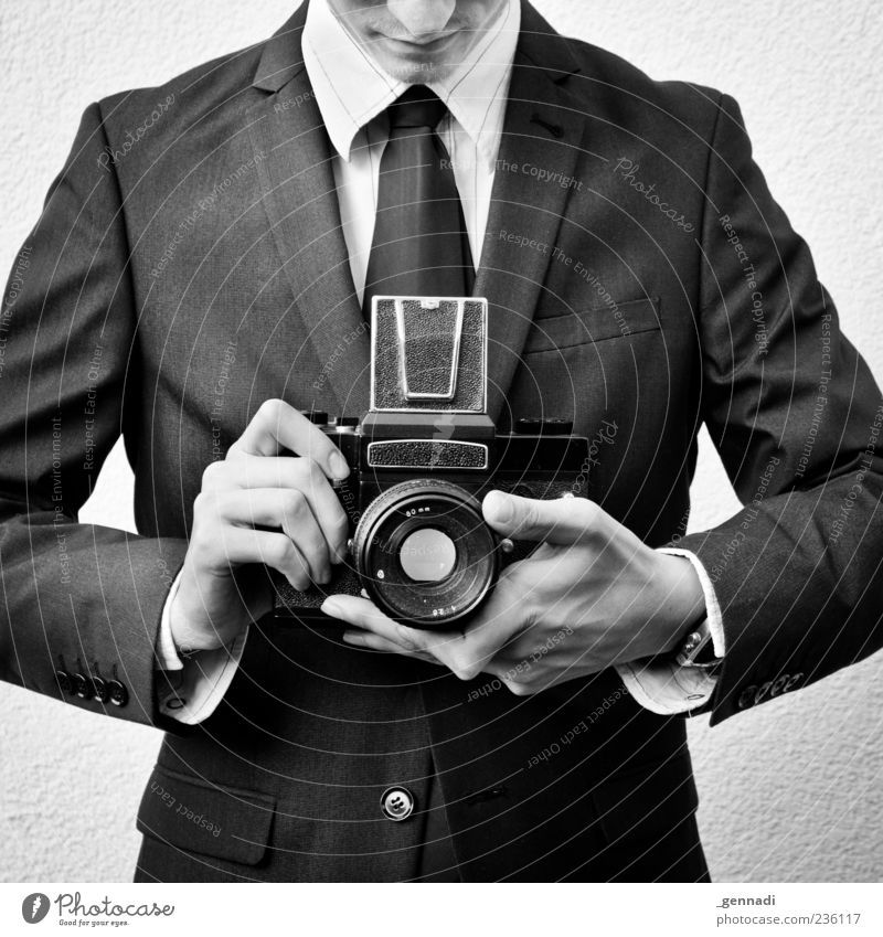 Kameramann Mensch Junger Mann Jugendliche Hand Finger 1 18-30 Jahre Erwachsene Mode Bekleidung Anzug Jacke Hemdkragen Krawatte Armbanduhr Fotokamera Sucher