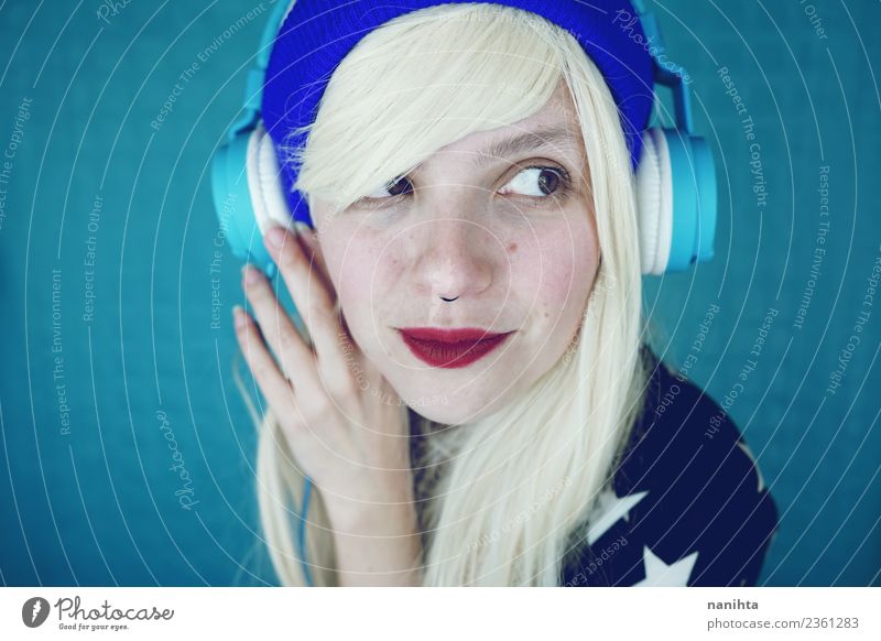 Junge lustige Frau, die Musik hört. Lifestyle Stil Design Haare & Frisuren Haut Gesicht Freizeit & Hobby Headset Technik & Technologie Unterhaltungselektronik