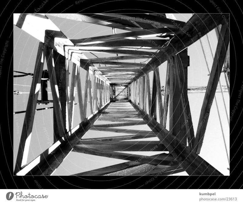 Baustellenserie Aufnahme 1 Reihe Kran Verstrebung Licht Dinge Schwarzweißfoto Metall Schatten Perspektive Dynamik