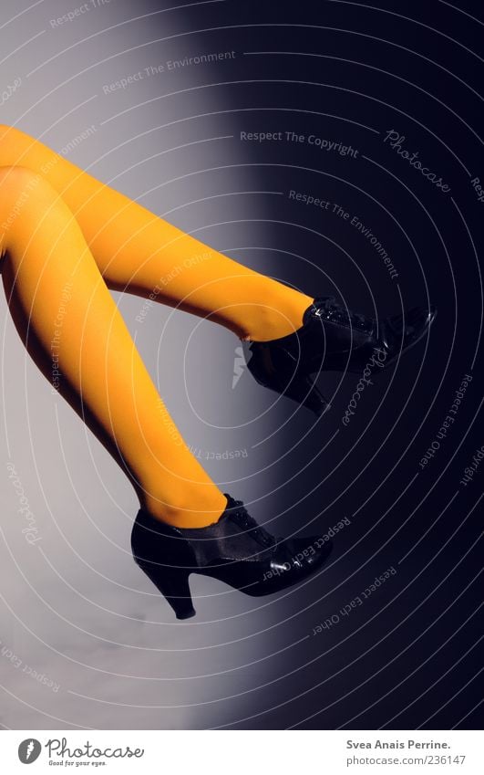 gelb. feminin Junge Frau Jugendliche Beine 1 Mensch Mode Strümpfe Strumpfhose Leggings Schuhe Damenschuhe trendy modern selbstbewußt elegant Farbfoto
