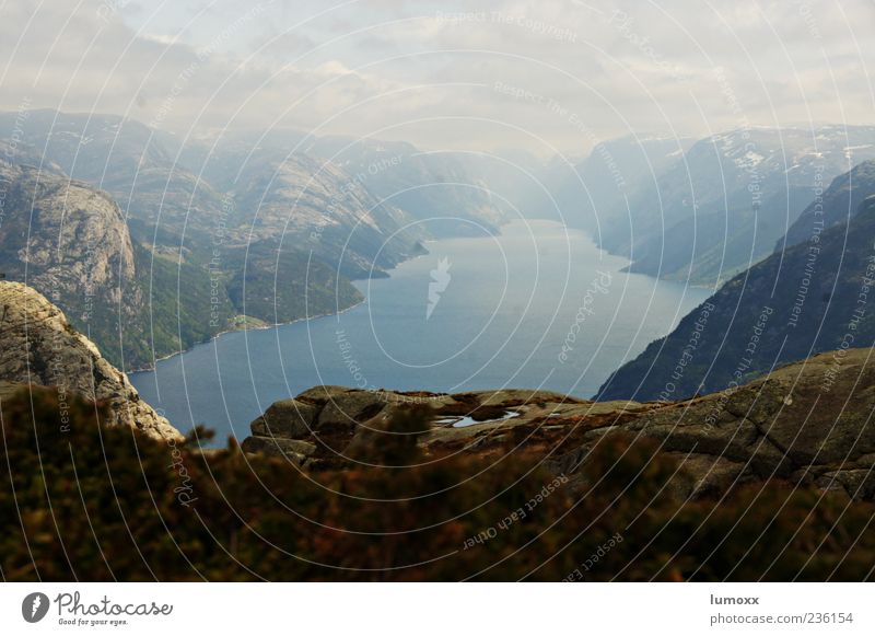 lysefjord Ferien & Urlaub & Reisen Ferne Berge u. Gebirge Natur Landschaft Wasser Wolken Fjord Norwegen Europa Menschenleer Sehenswürdigkeit außergewöhnlich