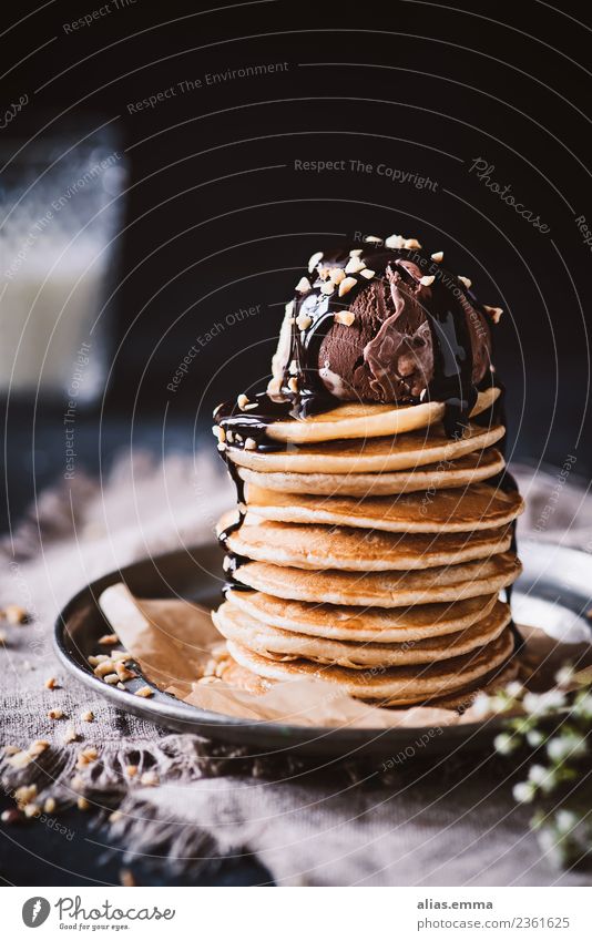 Pancakes mit Eis und Schokosoße Pancake Rocks Pfannkuchen Crêpe amerikanisch Waffel Tradition Dessert Speiseeis backen Gesunde Ernährung Essen Foodfotografie