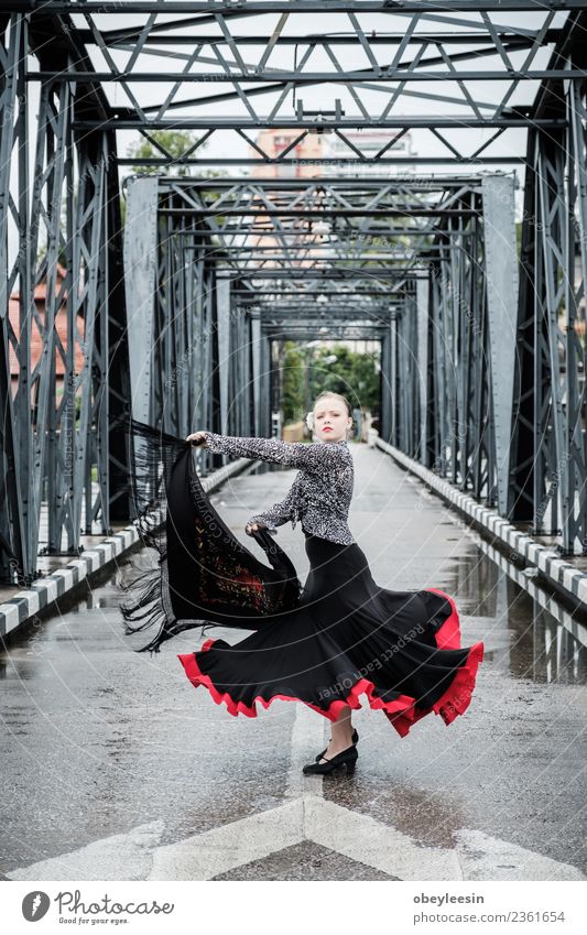 Junger schöner Flamenco-Tanz, Lifestyle elegant Freude Entertainment Kindheit Kunst Tänzer Kultur Bekleidung Kleid Puppe Souvenir Lächeln klein niedlich rot