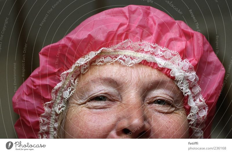 spitz(buben)häubchen Mensch Frau Erwachsene Haut Auge Nase 1 45-60 Jahre authentisch Lebensfreude Warmherzigkeit Senior Duschhaube rosa lachen Verschmitzt