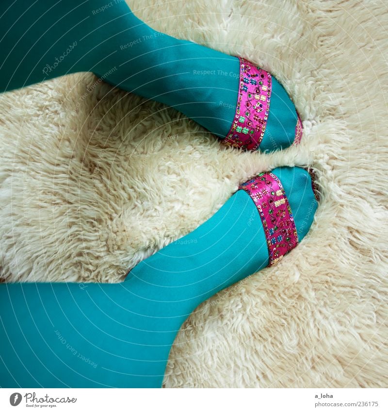 trashqueen Lifestyle schön feminin Frau Erwachsene Fuß Mode Strumpfhose Schuhe stehen glänzend trendy trashig rosa Design einzigartig türkis Schaffell