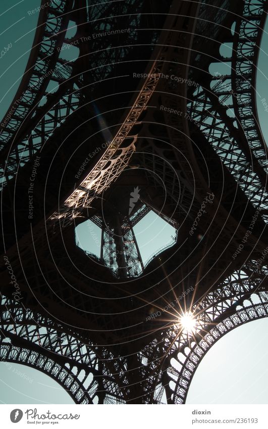 Rayons de soleil Himmel Wolkenloser Himmel Schönes Wetter Paris Frankreich Europa Hauptstadt Turm Bauwerk Architektur Fernsehturm Sehenswürdigkeit Wahrzeichen