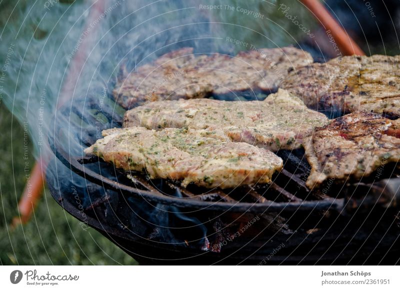 Angrillen! rauchende Steaks auf einem Grill Lebensmittel Fleisch Ernährung Abendessen Festessen Bioprodukte Stimmung Laster Zufriedenheit Vorfreude Kraft