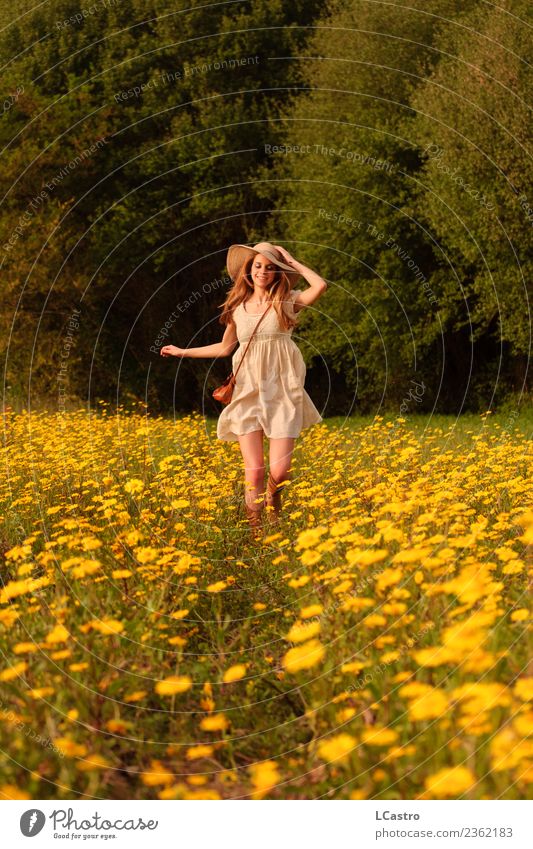 Junge lächelnde Frau, die in einem Feld von Margeriten läuft. Lifestyle Freude Leben Ferien & Urlaub & Reisen Freiheit Sommer Mensch feminin Junge Frau