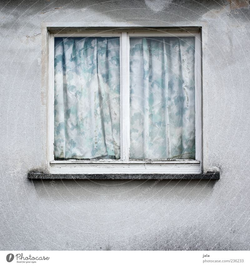 fenster Haus Mauer Wand Fenster Gardine Vorhang trist Außenaufnahme Menschenleer Textfreiraum unten Hintergrund neutral Tag verfallen zurückziehen