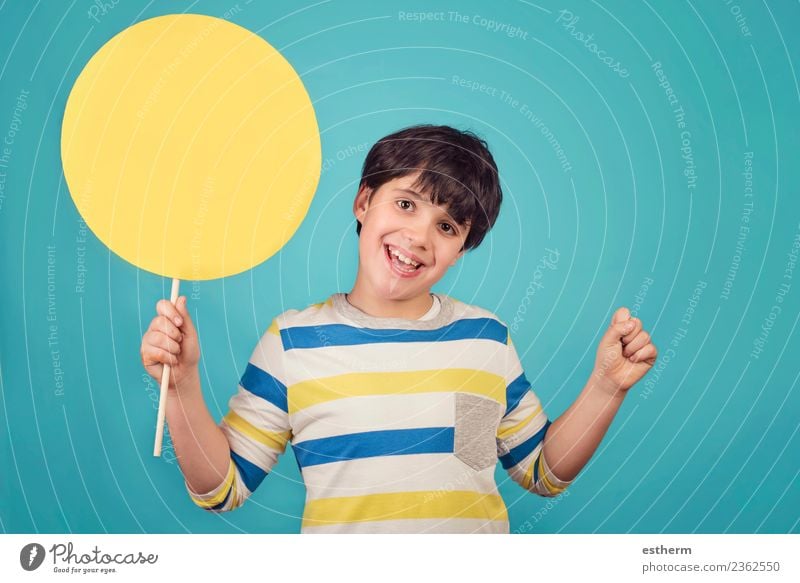 Junge mit einem gelben Schild auf blauem Hintergrund Lifestyle Freude Abenteuer Party Veranstaltung Feste & Feiern Geburtstag Mensch maskulin Kind Kleinkind