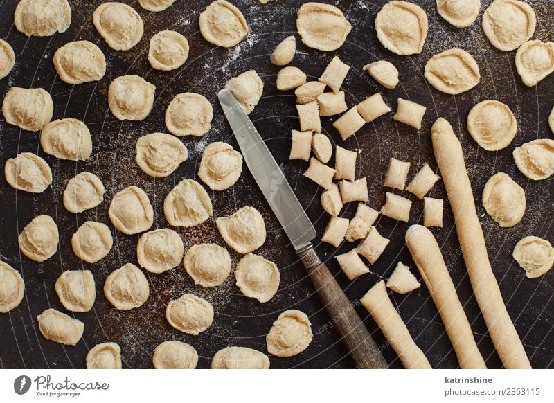 Herstellung von Vollkornnudeln aus Weizenmehl Orecchiette aus Apulien, Italien Teigwaren Backwaren Vegetarische Ernährung Diät Küche Holz machen frisch lecker