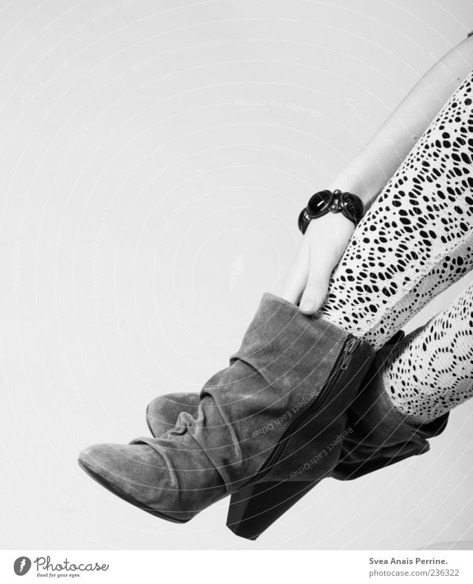Fuss. feminin Junge Frau Jugendliche Arme Hand Beine Fuß 1 Mensch Mode Strumpfhose Accessoire Schmuck Schuhe Damenschuhe modern Leggings Schwarzweißfoto