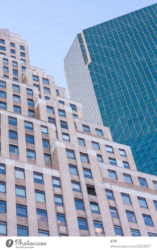 NYC New York City USA Amerika Hauptstadt Stadtzentrum Menschenleer Hochhaus Gebäude Architektur Fassade Fenster Stein Beton Glas Stahl groß hoch blau rosa