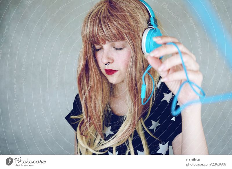 Junge Frau beim Musikhören Lifestyle Stil Design schön Haare & Frisuren Sinnesorgane Erholung Freizeit & Hobby Headset Technik & Technologie