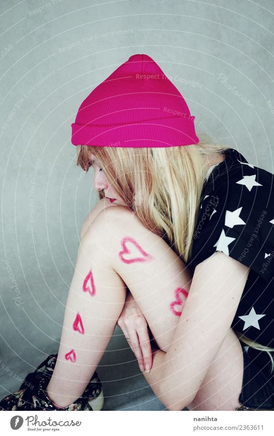 Junge Frau mit gemalten Herzen in den Beinen Stil Design Mensch feminin Jugendliche 1 18-30 Jahre Erwachsene T-Shirt Hut Haare & Frisuren blond langhaarig