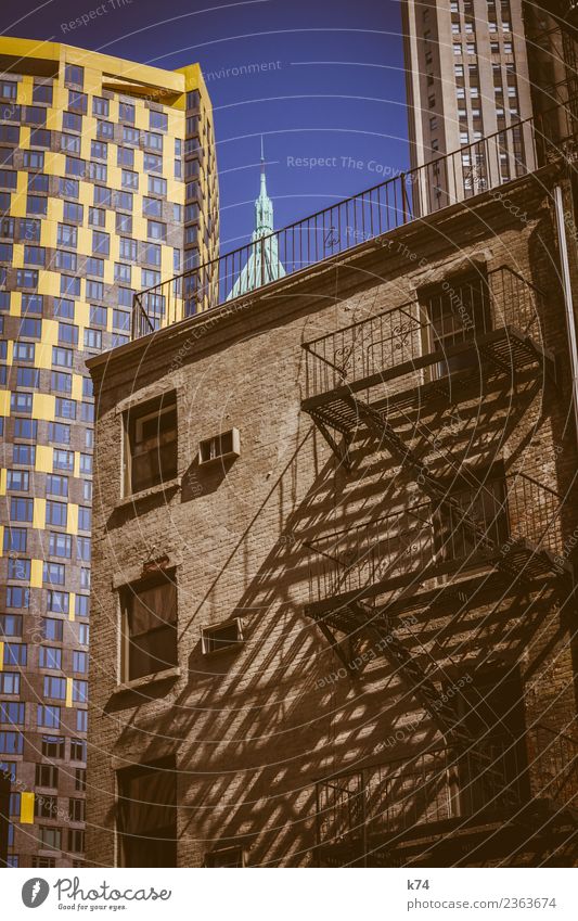 NYC - Architecture III Skyline Froschperspektive Tag Außenaufnahme Gedeckte Farben Farbfoto Stadt New York City USA Amerika Hauptstadt Stadtzentrum Menschenleer