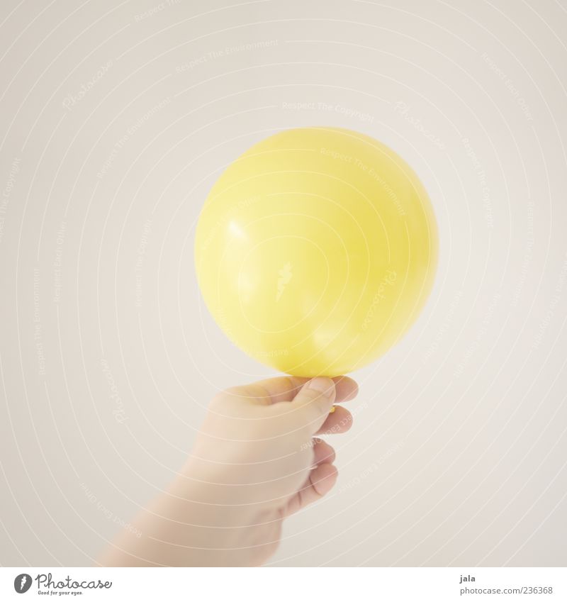 luftballon Hand Finger Luftballon Freundlichkeit hell gelb Freude Farbfoto Innenaufnahme Textfreiraum links Textfreiraum rechts Textfreiraum oben