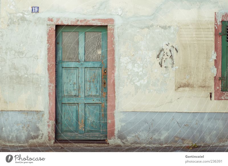 Deutsche Toskana Menschenleer Haus Gebäude Mauer Wand Fassade Fenster Tür alt verrotten schäbig kaputt 19 Hausnummer Holztür verfallen Farbfoto Außenaufnahme