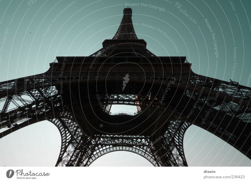 10.000 Tonnen Himmel Wolkenloser Himmel Schönes Wetter Paris Frankreich Europa Hauptstadt Menschenleer Turm Bauwerk Architektur Fernsehturm Fachwerkfassade