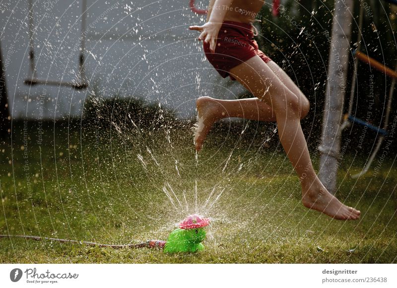 Wuaaahh! Spielen Garten Kind Junge Kindheit Beine Fuß 8-13 Jahre Wasser Wassertropfen Sommer Schönes Wetter Gras springen toben wild Freude Fröhlichkeit