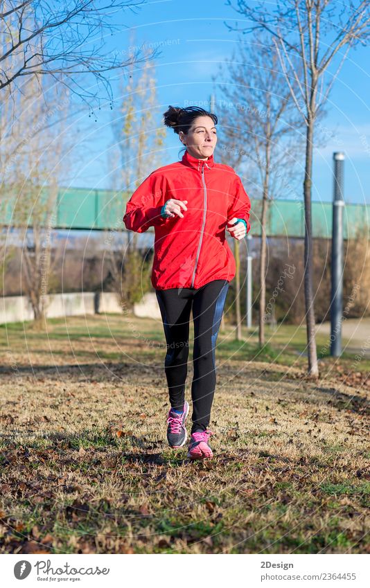 Läuferin beim Joggen im Park Lifestyle Glück schön Erholung Freizeit & Hobby Winter Sport Leichtathletik Sportler Arbeit & Erwerbstätigkeit Mensch feminin