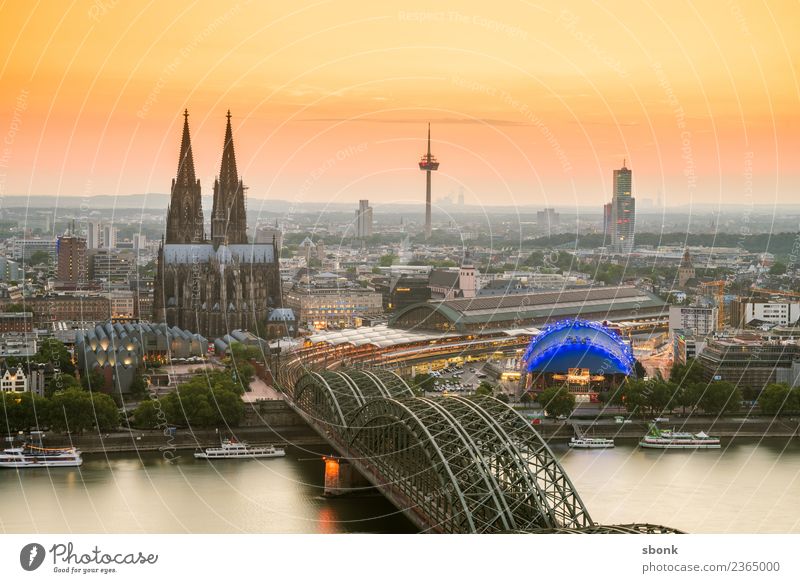 Köln Skyline Dom Bauwerk Sehenswürdigkeit Wahrzeichen Ferien & Urlaub & Reisen Deutschland Großstadt Cityscape Rhein Abend Dämmerung