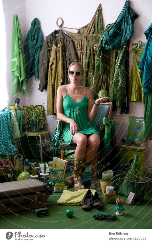 Grün, grün, grün ist alles was ich habe Junge Frau Jugendliche Leben 1 Mensch Topfpflanze Raum Bekleidung Kleid Sonnenbrille Gummistiefel Spielzeug